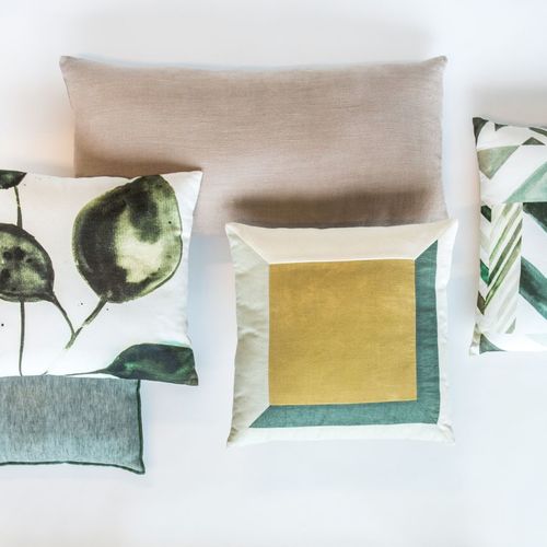 Jak wybierać dekoracyjne poduszki na sofę, żeby nie zepsuć aranżacji wnętrza